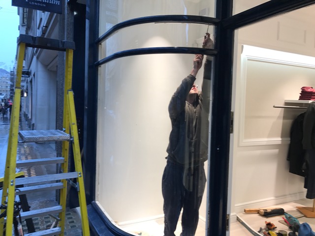 20322 Aquascutum Glass Bend 2